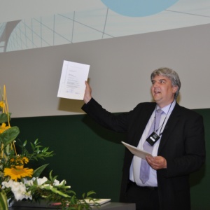 Vice Dean Prof. Röhrle hands over certificate