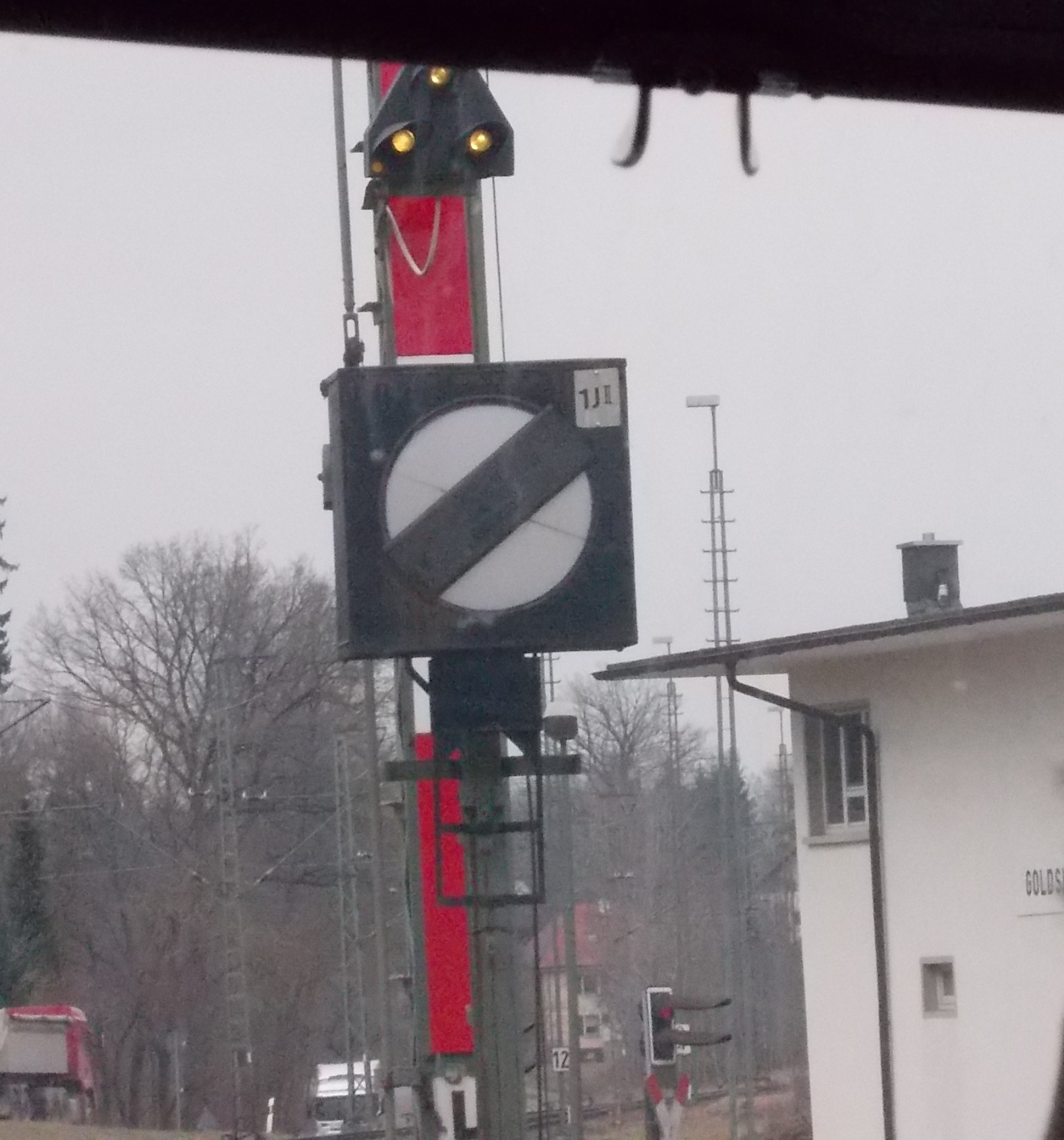 Track closure signal Sh1 with additional signal ZS1 at form signal